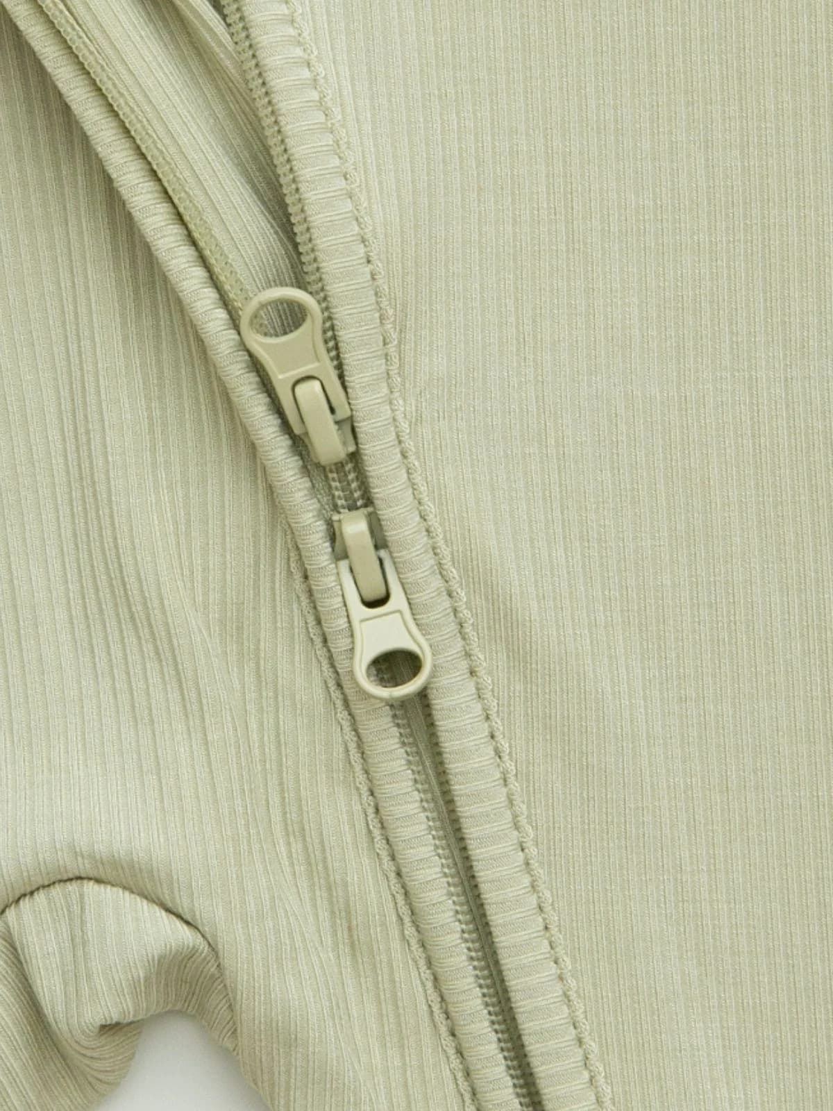 Mameluco con cierre Green Ribbed Bamboo